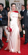 Angelina Jolie eligió un traje blanco celestial con complementos en rojo