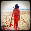 Con un bikini que daba poco lugar a la imaginación, Ashley Tisdale lució su espectacular trasero en la playa