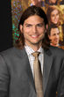 ¡Ashton Kutcher ha renovado su contrato!