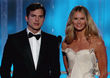 Ashton Kutcher junto a Elle Macpherson en los Globos de Oro