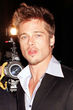 Brad Pitt delante de un paparazzi