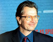Gary Oldman posa ante los fotógrafos en la presentación de "El Topo" en Berlín