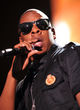Jay-Z rapea en el escenario