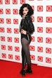 Jessie J es más atrevida y se decanta por medias con agujeros kilométricos.