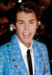 Justin Bieber volvió a demostrar que sabe cómo dejar sin palabras tanto a sus fans como a los fotógrafos, ¿se ha pasado al retro?