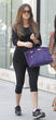 Khloe Kardashian lleva el suyo en color morado, incluso con un look deportivo.
