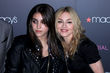 Lourdes y Madonna posando para los fotógrafos
