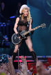 Madonna, con guitarra en pleno show