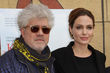 Pedro Almodóvar y Angelina Jolie se vieron superados por una cinta iraní en los Globos de Oro, pero ambos demostraron admiración mutua