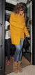 Rihanna con una chaqueta mostaza saliendo de un restaurante japonés