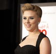 Scarlett Johansson con un peinado de lo más sofisticado y grandes pendientes de brillantes
