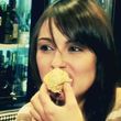 A Verónica le encantan los pinchos de de su ciudad A Verónica le encantan los pinchos de de su ciudad