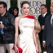 Angelina Jolie eligió un traje blanco celestial con complementos en rojo Angelina Jolie eligió un traje blanco celestial con complementos en rojo