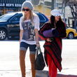 Ashley Tisdale y Vanessa Hudgens salen juntas a desayunar Ashley Tisdale y Vanessa Hudgens salen juntas a desayunar