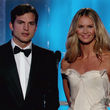 Ashton Kutcher junto a Elle Macpherson en los Globos de Oro Ashton Kutcher junto a Elle Macpherson en los Globos de Oro