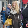Blake Lively lleva la versión más elegante del abrigo de piel de cordero, con gran cuello.