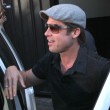 Brad Pitt subiendo al coche.