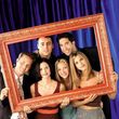 Protagonistas de "Friends" tras el mítico marco