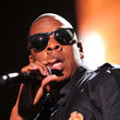 Jay-Z rapea en el escenario