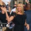 Jennifer Aniston saludando a sus numerosos seguidores