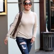 Jennifer Lopez también opta por un look casual con vaqueros y jersey