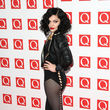Jessie J es más atrevida y se decanta por medias con agujeros kilométricos.