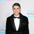 Justin Bieber dio un cambio radical en los pasados American Music Awards, donde apareció desprendido de su flequillo Justin Bieber dio un cambio radical en los pasados American Music Awards, donde apareció desprendido de su flequillo