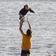 Justin Bieber lanzando al aire a su hermano pequeño