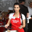 Kim Kardashian, colaborando en el día de acción de gracias Kim Kardashian, colaborando en el día de acción de gracias