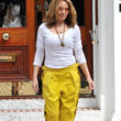 Kylie Monogue llegando a su casa con unos pantalones color mostaza y unos tacones marrones