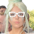 Lady Gaga con gafas de pasta y sin lunar