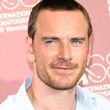 Michael Fassbender, con una leve sonrisa, posa ante las cámaras Michael Fassbender, con una leve sonrisa, posa ante las cámaras