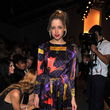 Peaches Geldof aportó la nota de color con un mini vestido de colores fluorescentes. Peaches Geldof aportó la nota de color con un mini vestido de colores fluorescentes.