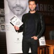 Ricky firmando su nuevo libro Ricky firmando su nuevo libro