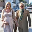 Rod Stewart pasea con su mujer embarazada Rod Stewart pasea con su mujer embarazada