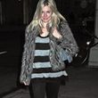 Sienna Miller con una camiseta de rayas bajo un abrigo de plumas