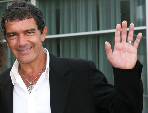 Antonio Banderas, Salma Hayek - Antonio Banderas saludando a las cámaras. El actor ha decidido tomarse un respiro y escaparse en barco hacia la bahía de Sidney