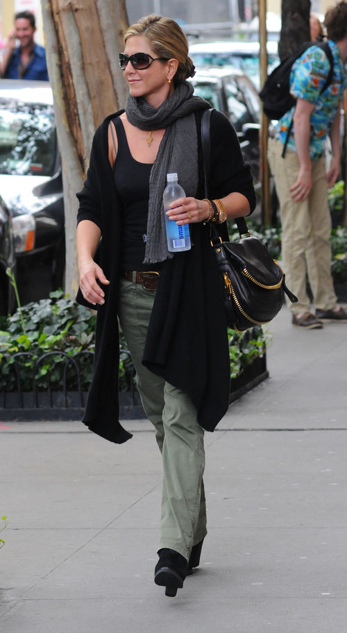 Jennifer Aniston, Justin Theroux - Jennifer Aniston está feliz y así lo refleja su cara cada vez que se le ve por la calle Jennifer Aniston, Justin Theroux - Jennifer Aniston está feliz y así lo refleja su cara cada vez que se le ve por la calle