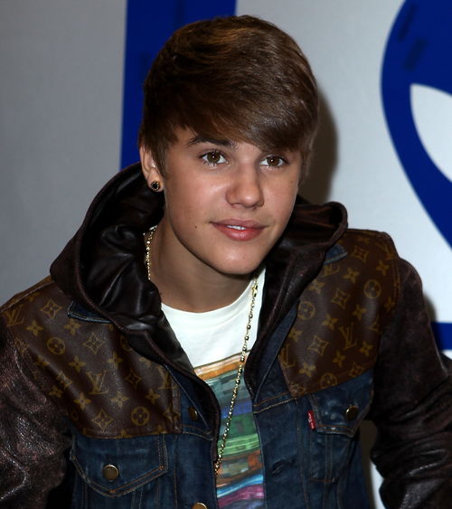 Justin Bieber, Selena Gomez - Justin Bieber con una chaqueta vaquera de Louis Vuitton